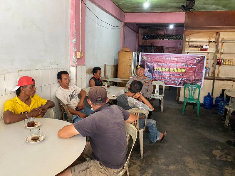 Giat Jumat Curhat, Kapolsek Kundur AKP Buala Harefa Basembang Bersama Masyarakat Di Kedai Kopi Pelabuhan