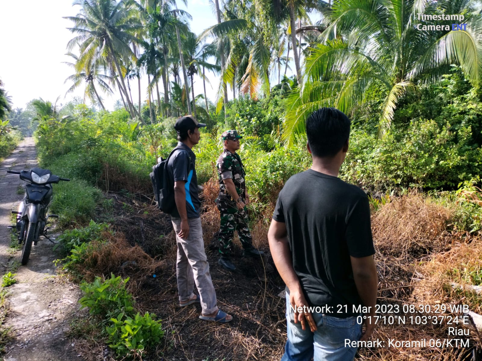 Serda Edili Zalukhu Babinsa Desa Simbar Laksanakan Patroli dan Sosialisasi Karhutla 