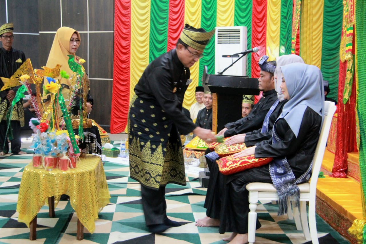 Bupati Inhil Gelar Prosesi Tepuk Tepung Tawar Kajari Ketu PN dan Ketua Pengadilan Agama 