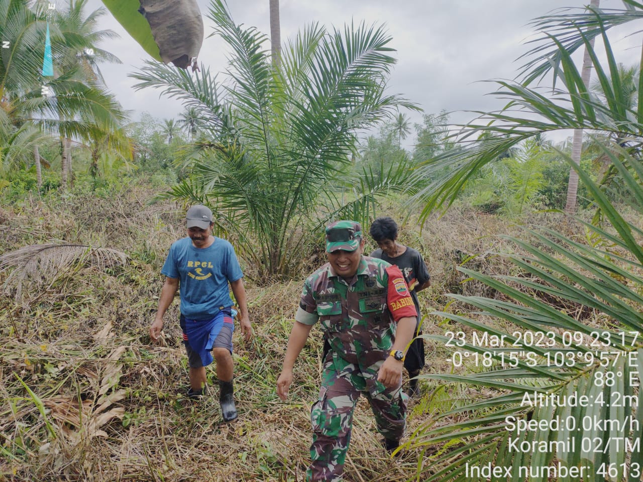 Babinsa Serma Boy R Sitompul Bersama Warga Binaan Laksanakan Patroli di Wilayah Rawan Karhutla 