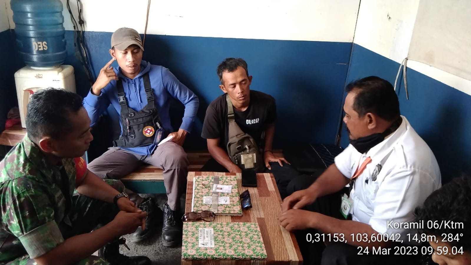 Serda fetter S Babinsa Desa Air Tawar Giat Komsos di kampung Pancasila