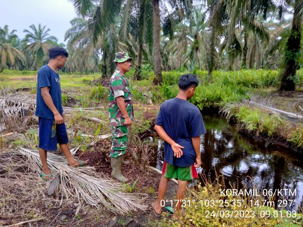 Babinsa Desa Sakarotan Serda Rudi Hartono Laksanakan Patroli dan Sosialisasi Karhutla di Wilayah Binaan 