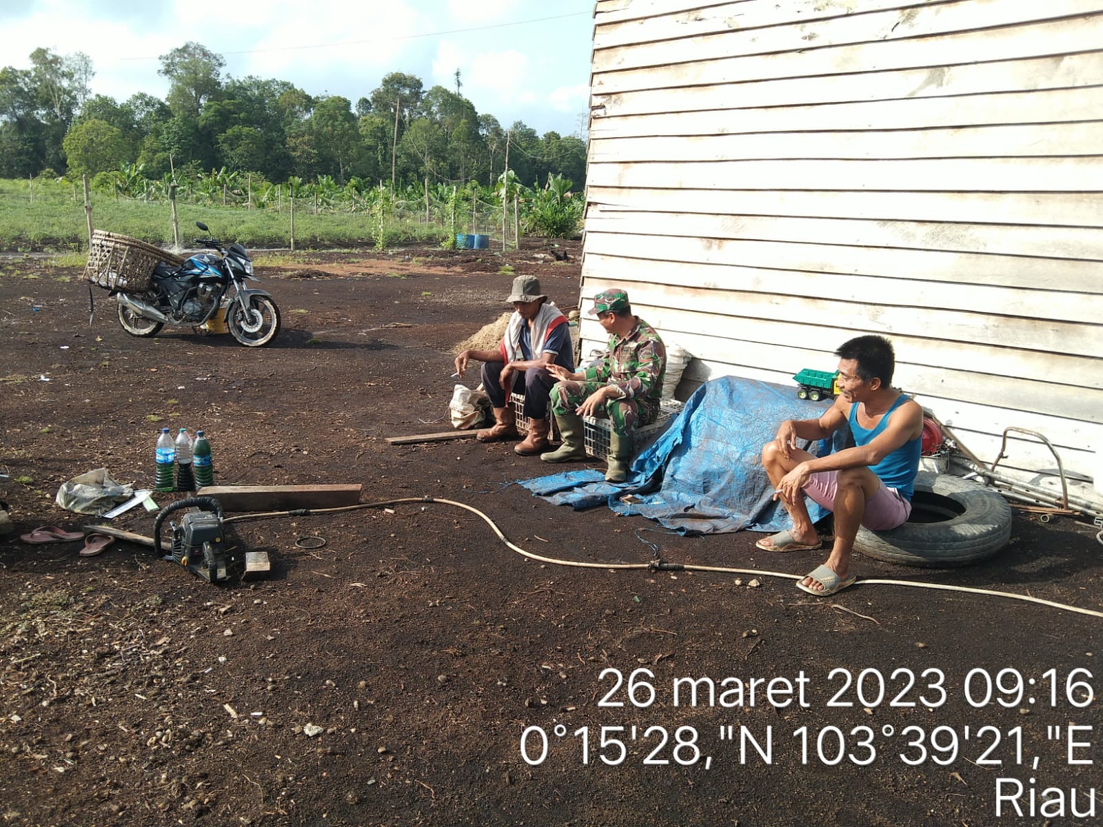 Giat Komsos, Babinsa Ingatkan Warga Saling Menghormati Masyarakat yang Menjalankan Ibadah Puasa 