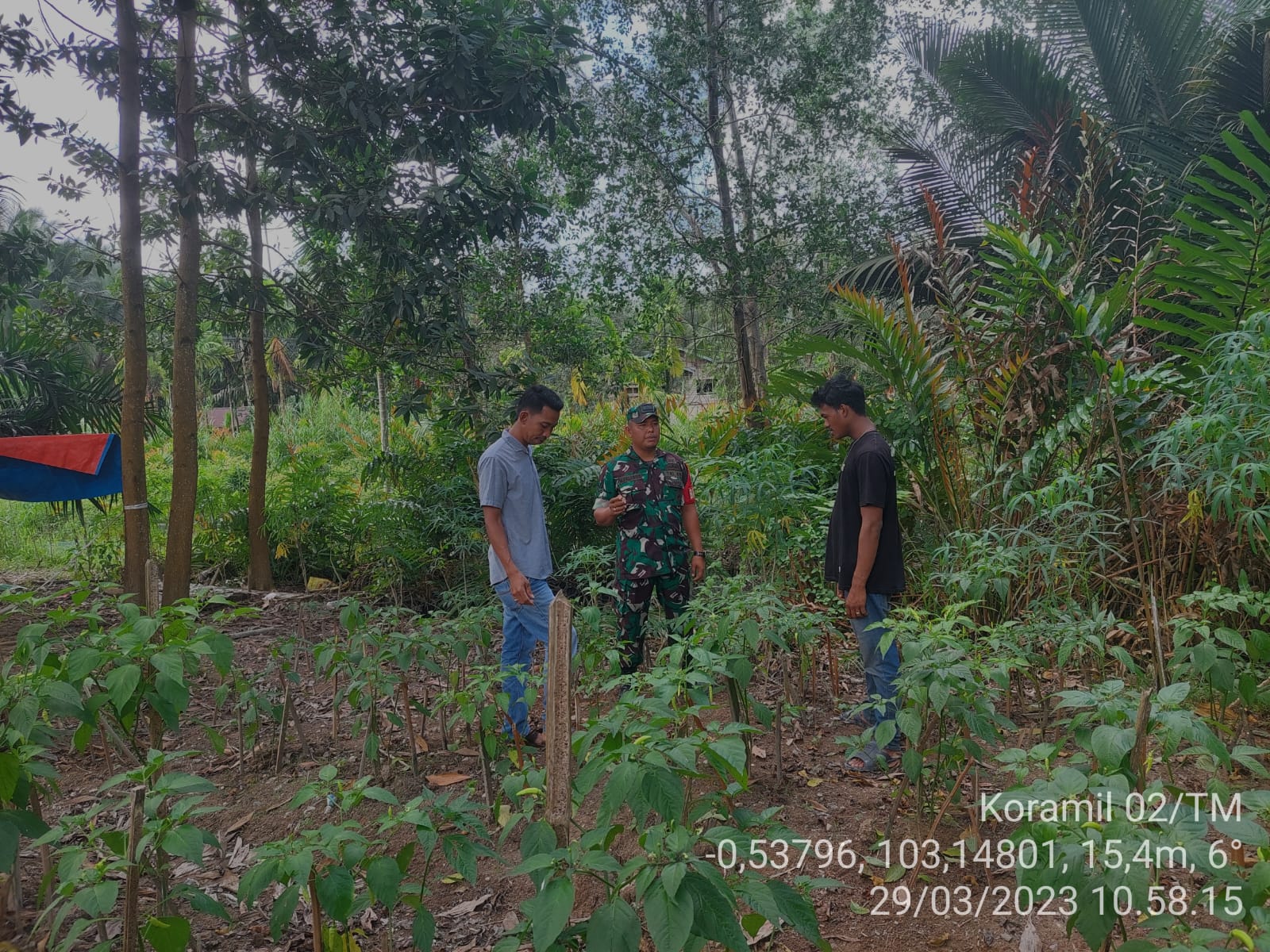 Serda M Pasaribu Babinsa Koramil 02/TM Bersama Warga Terus Gencarkan Patroli Antisipasi Karhutla 