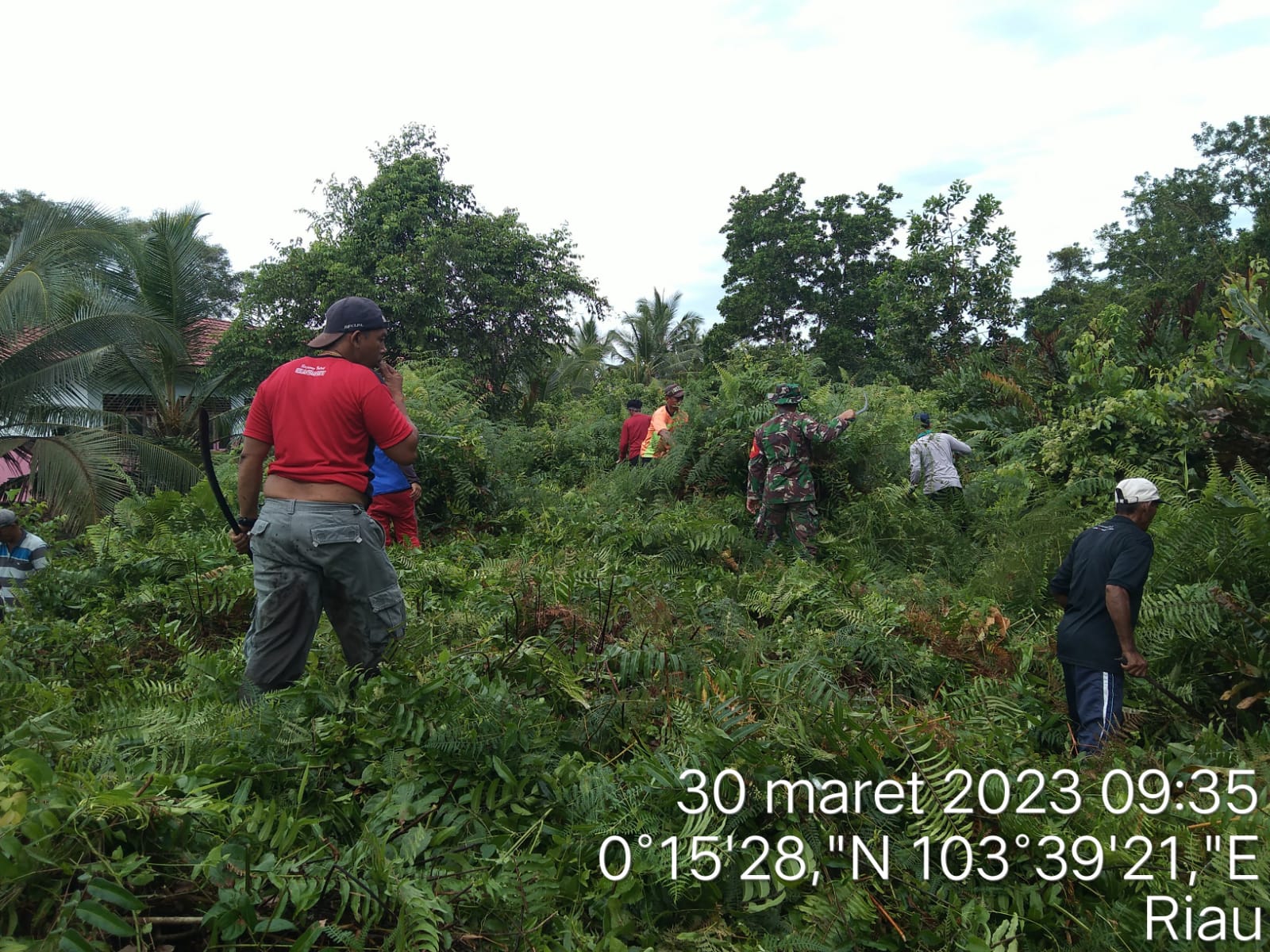 Bersama Warga Binaan, Kopda Abdul Haris Babinsa Koramil 06/KTM Laksanakan Patroli dan Sosialisasi Karhutla 