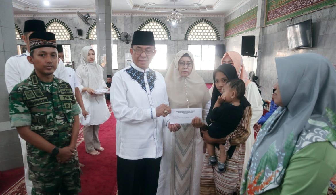 Bupati Inhil HM Wardan dan Ketua TP-PKK Hj Zulaikhah Laksanakan Giat Amaliah Sholat Dhuha dan Sholat Tasbih Berjamaah 