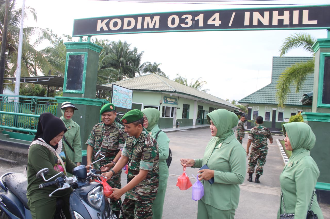 Peduli Sesama, Dandim 0314/Inhil Turun Bagi-bagi Takjil Gratis Kepada Masyarakat 