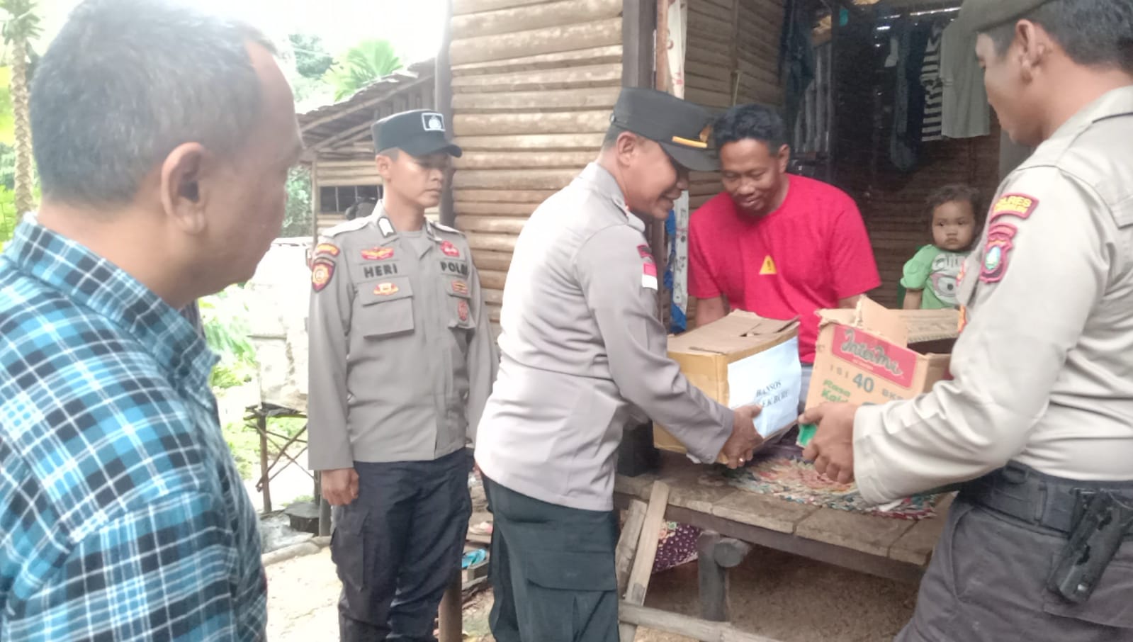 Kapolsek Buru Beri Bantuan Sembako Untuk Keluarga Kurang Mampu, Dalam Rangka HUT Polda Kepri ke 18