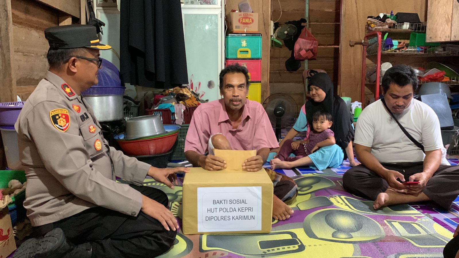 Polsek Tanjungbalai Karimun Serahkan Bantuan Sembako dan Uang Tunai, Untuk Warga Penderita Tumor di Telaga Timah