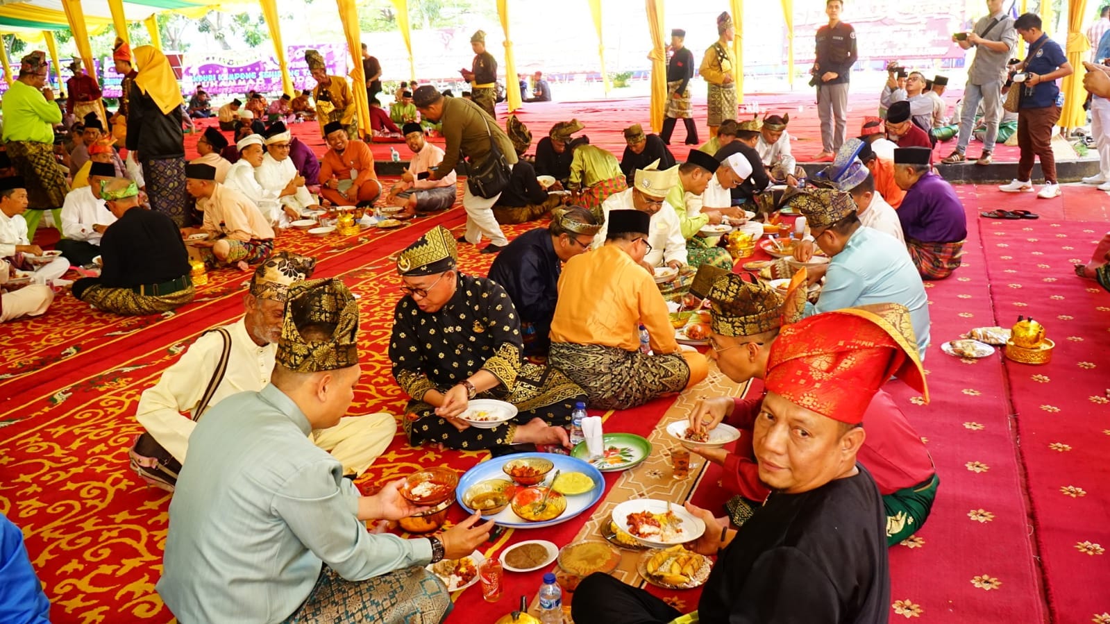 Aunur Rafiq: Kenduri Kampung Sehidang Talam Kental Dengan Nuansa Melayu Tempo Dulu