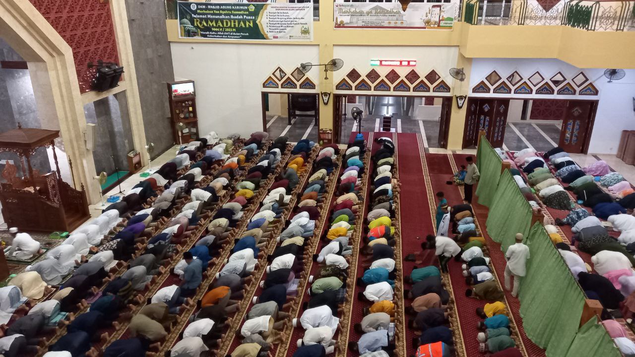 Bupati Karimun Sholat Tarawih Malam Pertama Bersama Wakilnya di Masjid Agung