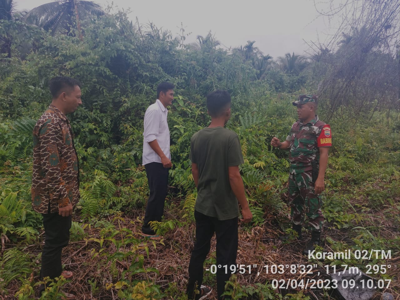 Serda Agusmi Harianto Babinsa Koramil 02/TM Serda Agusmi Laksanakan Patroli dan Sosialisasi Karhutla 