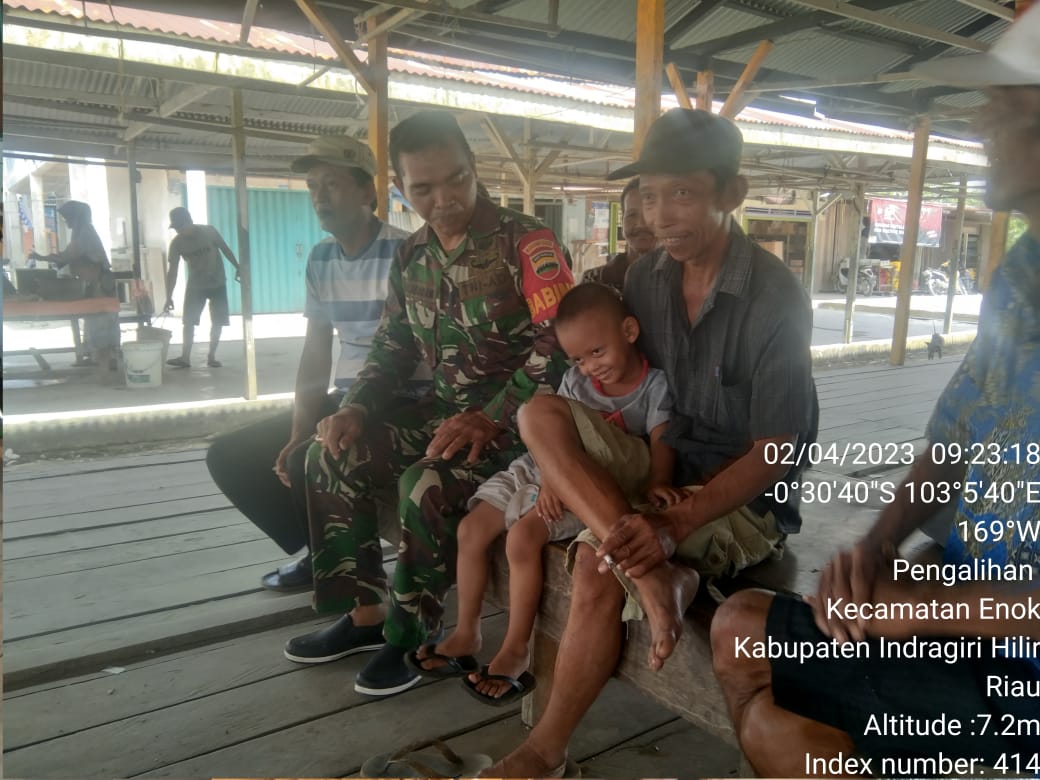 Babinsa Sertu HM Sibarani Laksanakan Komsos dengan Masyarakat di Desa Pengalihan 