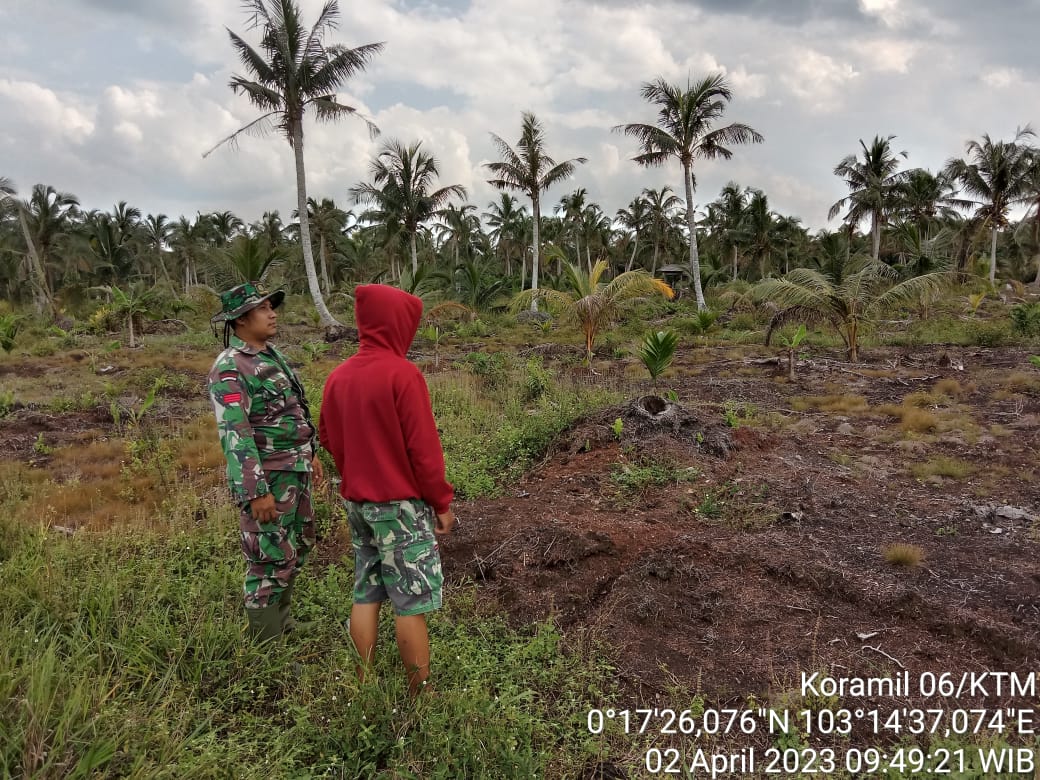 Babinsa Desa Kelapa Pati Jaya Praka Riski Laksanakan Patroli Antisipasi Karhutla 