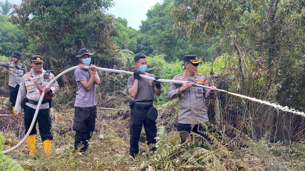 Tengah Puasa, Kapolres Indragiri Hilir Berjibaku Padamkan Karhutla