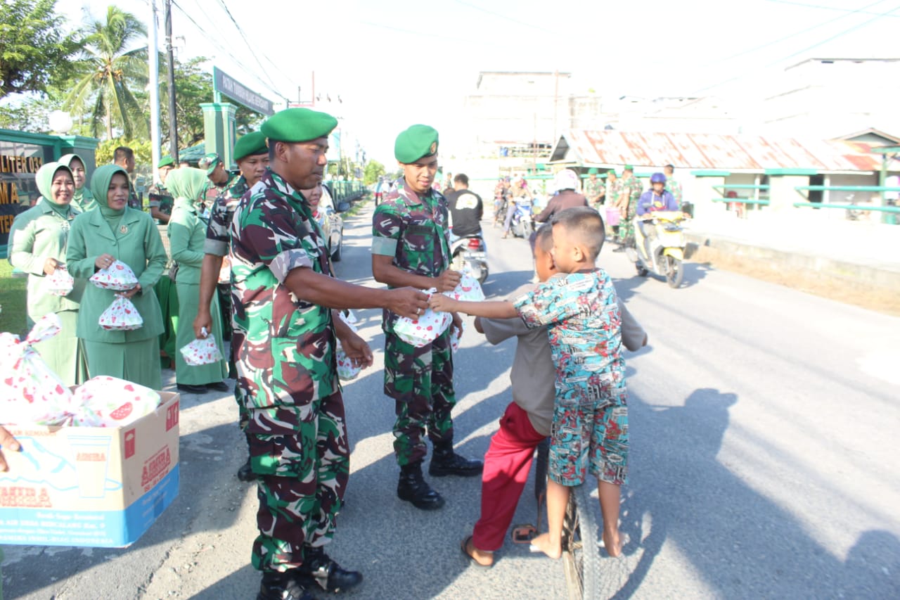 Jajaran Kodim 0314/Inhil Bagi-bagi Takjil Gratis 