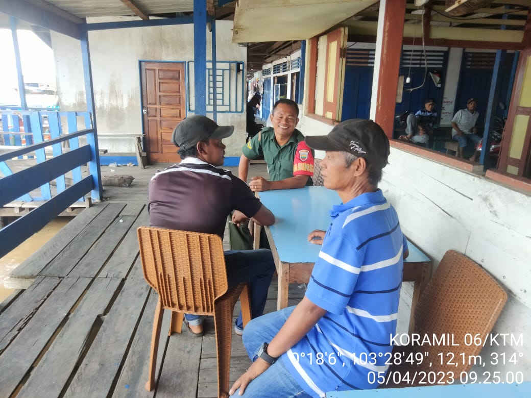 Babinsa Desa Gambaran Serda Rudi Hartono Laksanakan Komsos dengan Warga Binaan 