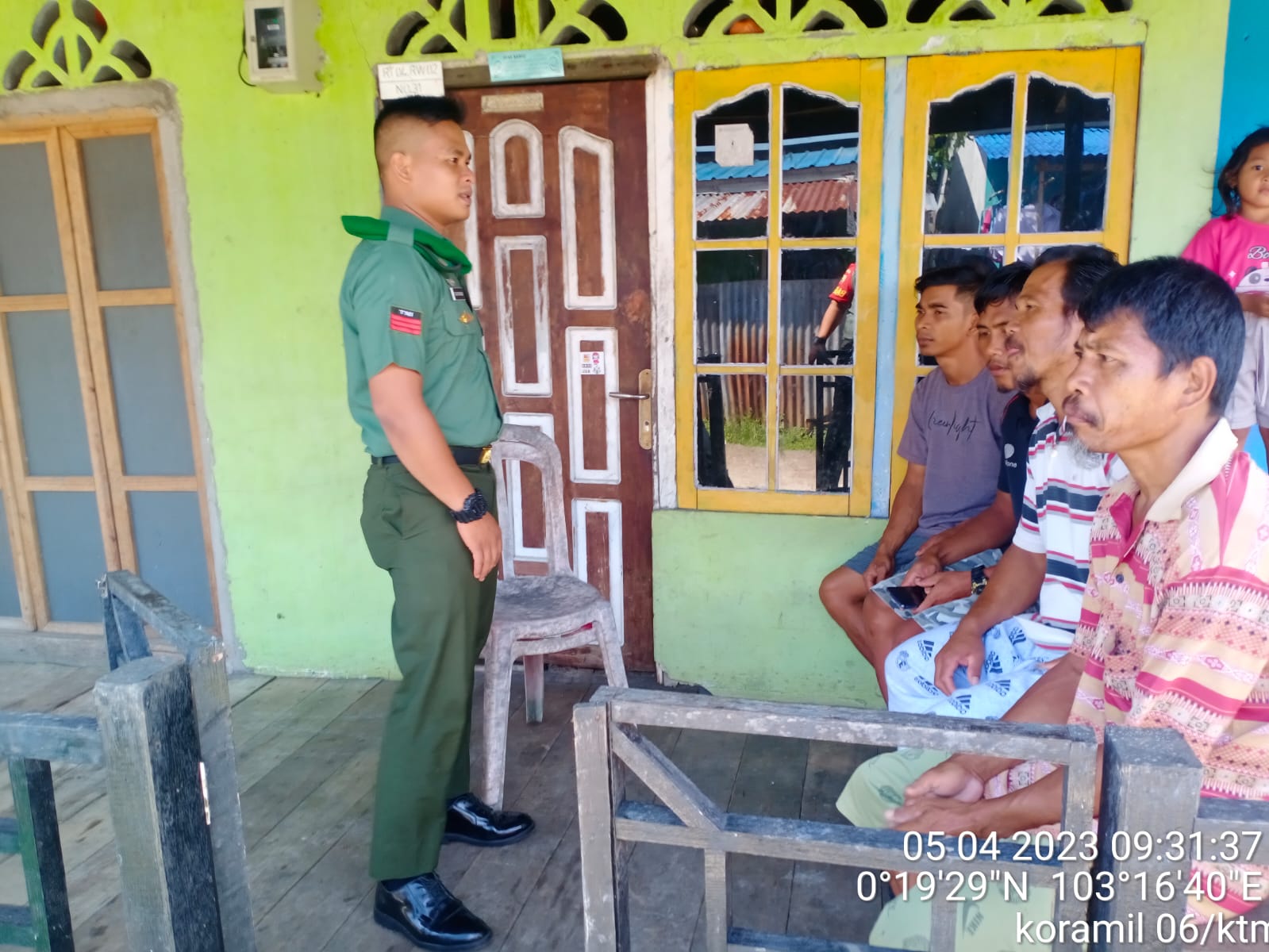 Babinsa Praka Fiki Eka Putra Laksanakan Komsos dengan Warga Binaan di Desa Beringin Mulya 