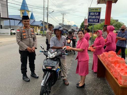 Guna Mendapatkan Berkah Di Bulan Suci Ramadhan, Polsek Kundur Berbagi Takjil Pada Masyarakat