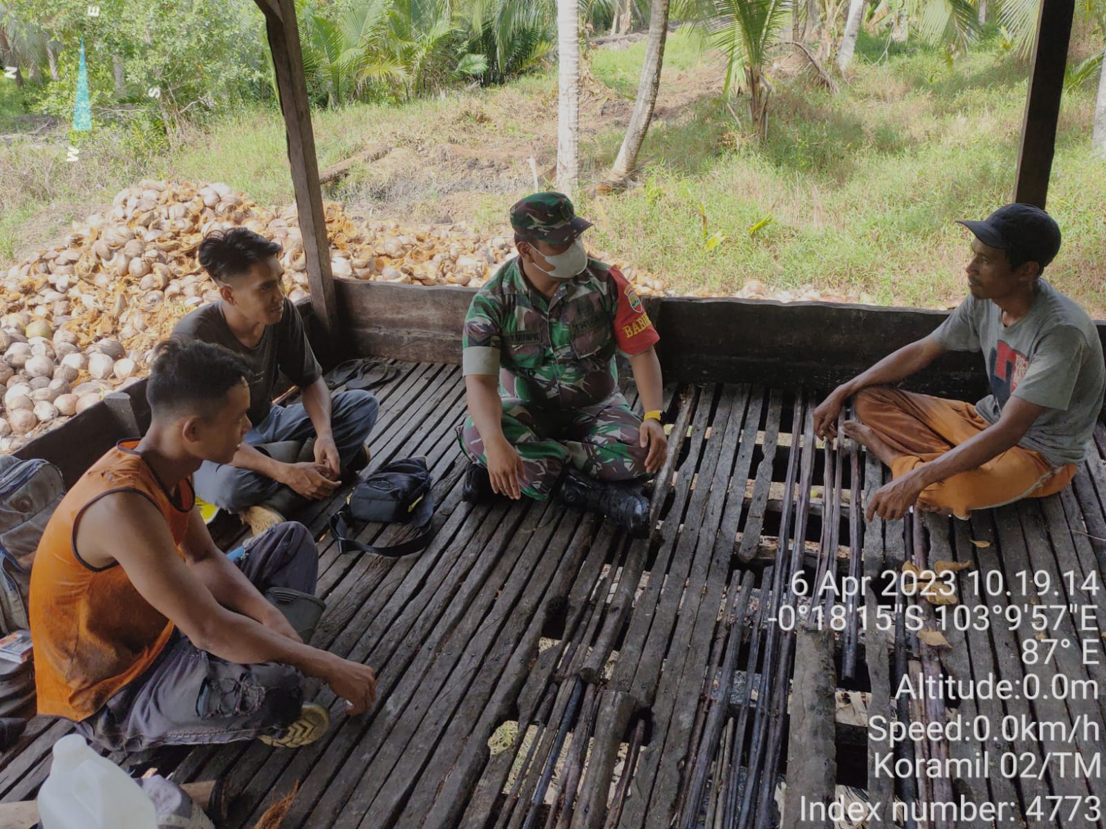 Giat Komsos, Babinsa Serma Boy Ajak Warga Agar Tetap Saling Menghargai Rekan yang Sedang Melaksanakan Ibadah Puasa