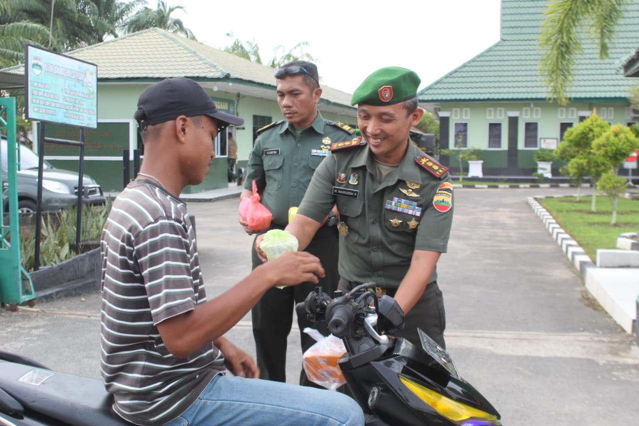 Masyarakat yang Melintas di Depan Kodim 0314/Inhil dalam Takjil Gratis dari Dandim 