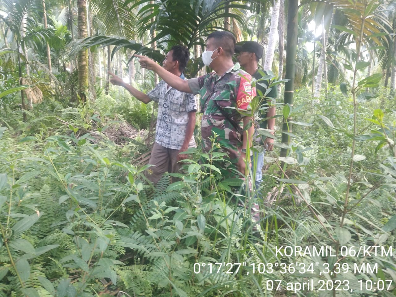 Kopda Ferry Sinaga Babinsa Koramil 06/KTM Giat Patroli Serta Beri Sosialisasi Larangan Membakar Lahan 