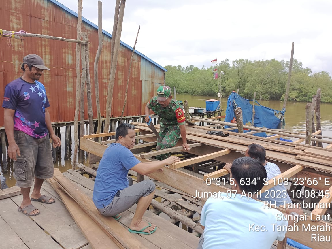 Bentuk Kepedulian Terhadap Sesama, Babinsa Koptu RH Tambunan Laksanakan Giat Goro Bantu Warga Membangun Rumah