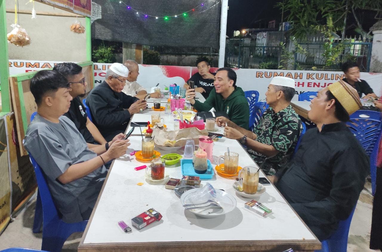 H Ikbal Sayuti Duduk Bersama dengan Tokoh Masyarakat Pulau Kijang