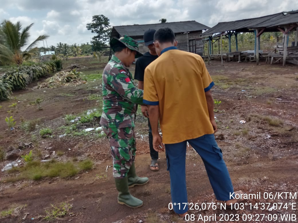 Babinsa Praka Riski Amanda BB Laksanakan Komsos dengan Warga Binaan di Desa Tunggal Rahayu Jaya 