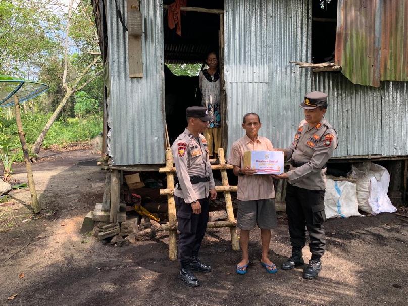 Jelang Idul Fitri, Polsek Kundur Bagikan Sembako Pada Sejumlah Masyarakat