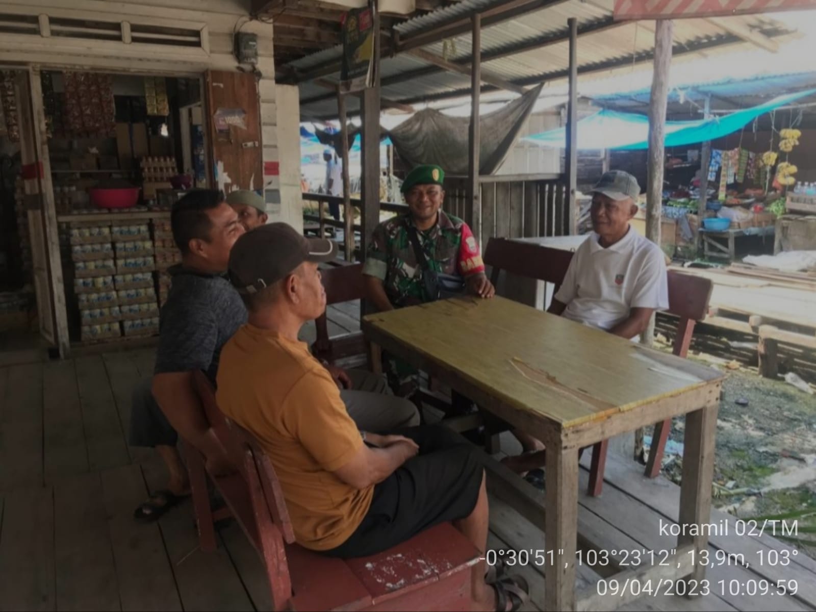 Babinsa Koramail 02/TM Sertu P Siregar Giat Komsos di Kampung Pancasila Kuala Enok 