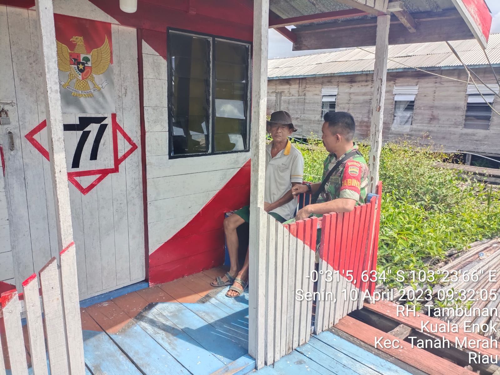 Koptu RH Tambunan Babinsa Koramil 02/TM Giat Komsos di Pos Kampung Pancasila 