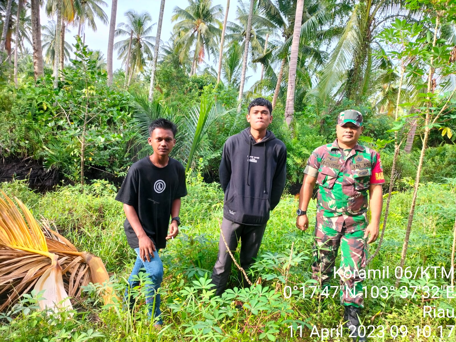 Babinsa Desa Simbar Laksanakan Patroli dan Sosialisasi Karhutla Bersama Warga Binaan 