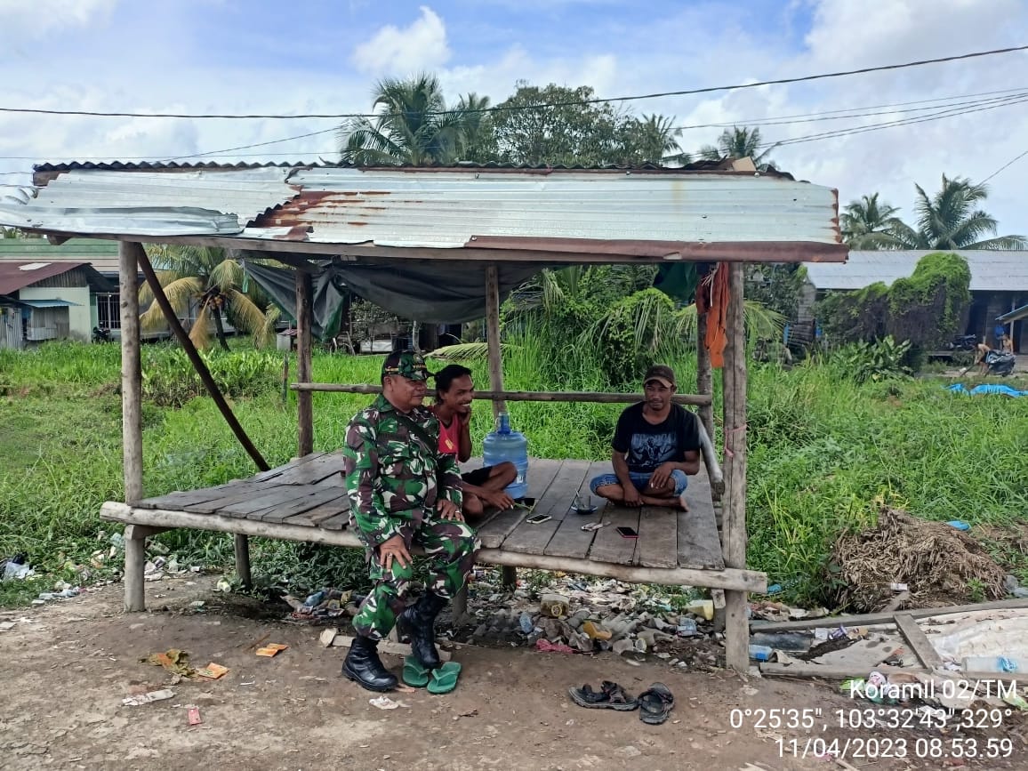 Babinsa Koramil 02/TM Giat Komsos dengan Elemen Masyakat di Desa Sungai Lokan 