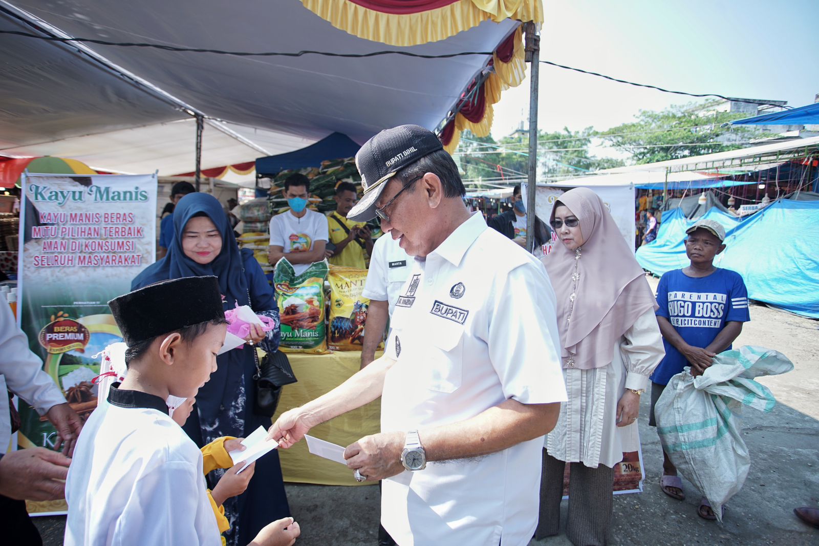 Jelang Hari Raya Idul Fitri, Bupati HM Wardan Gelar Operasi Pasar di Lapangan Gajah Mada 