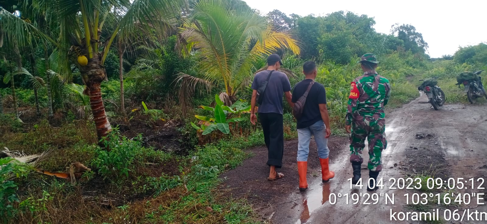 Bersama Warga Binaan, Babinsa Praka Fiki Putra Laksanakan Patroli dan Sosialisasi Karhutla 