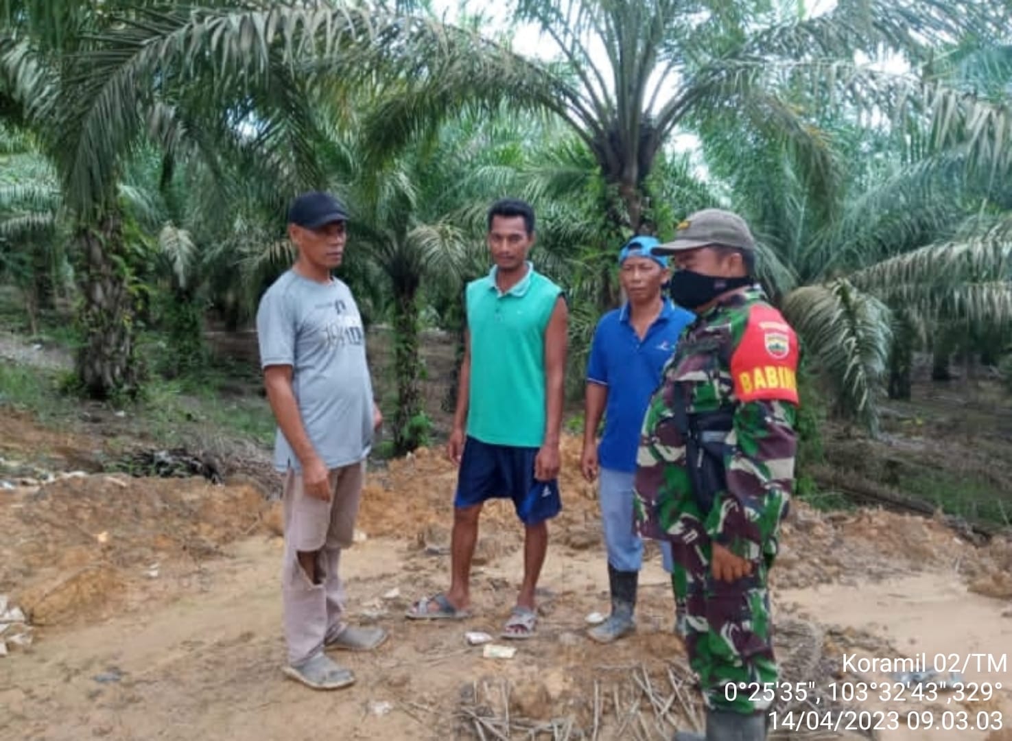 Serda Yuli Hendra Babinsa Koramil 02/TM Laksanakan Patroli dan Sosialisasi Karhutla di Wilayah Binaan 