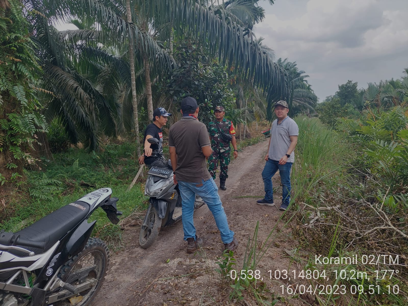 Serda M Pasaribu Babinsa Koramil 02/TM Laksanakan Patroli dan Sosialisasi Karhutla 