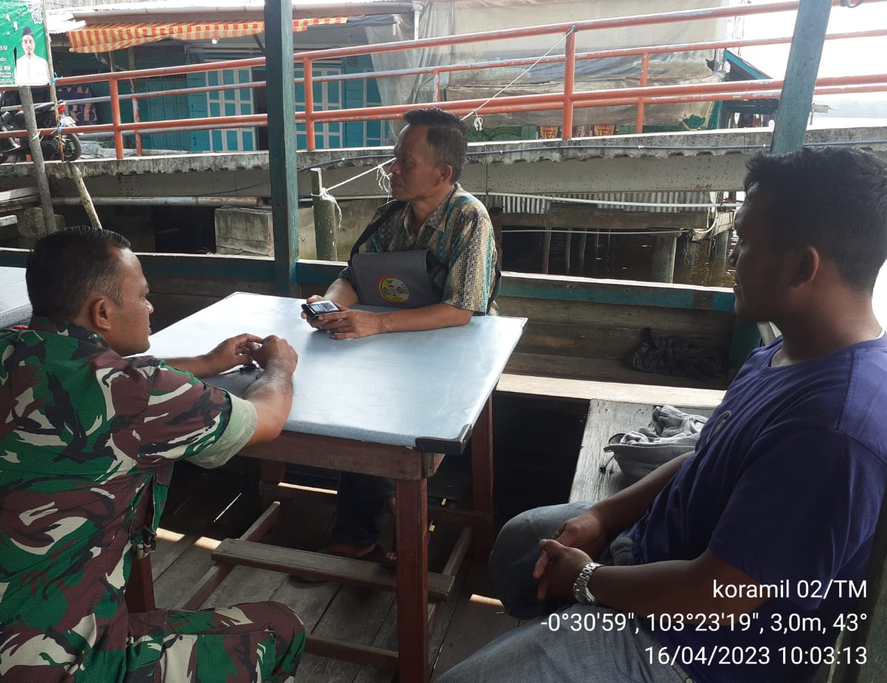 Sertu P Siregar Giat komsos, Ingatkan Warga Saat Liburan Rumah Terkunci Rapat 