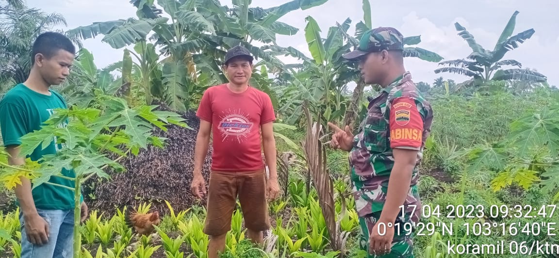 Praka Fiki Putra Babinsa Beringin Mulya Laksanakan Patroli dan Sosialisasi Karhutla 