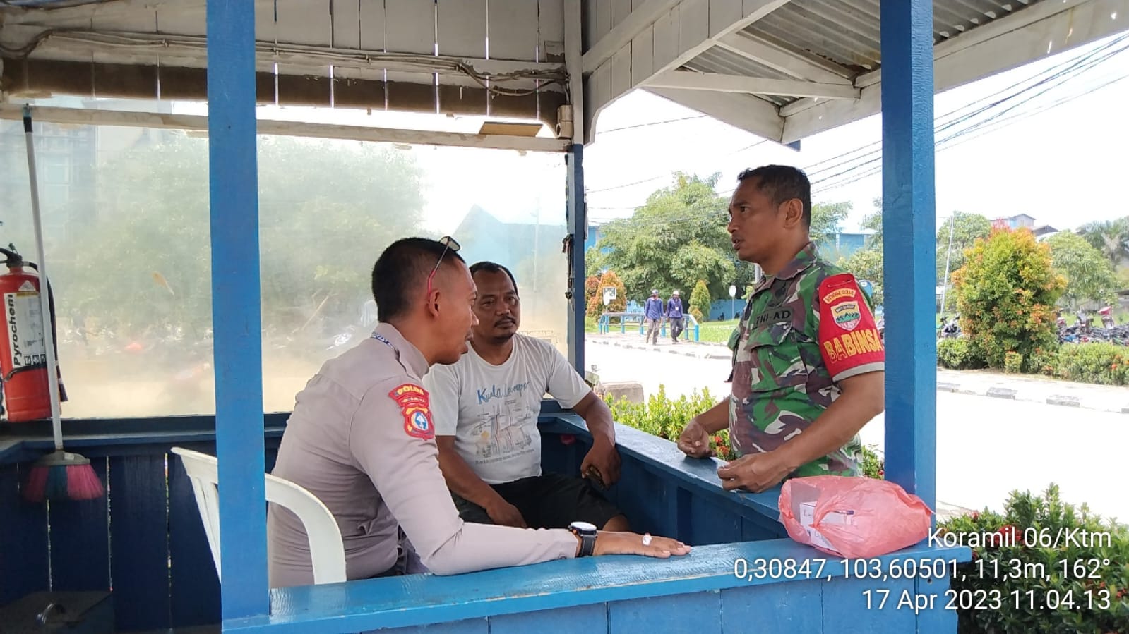 Serda Fetter Sirimba Giat komsos dengan Security dan Masyarakat di Desa Air Tawar 