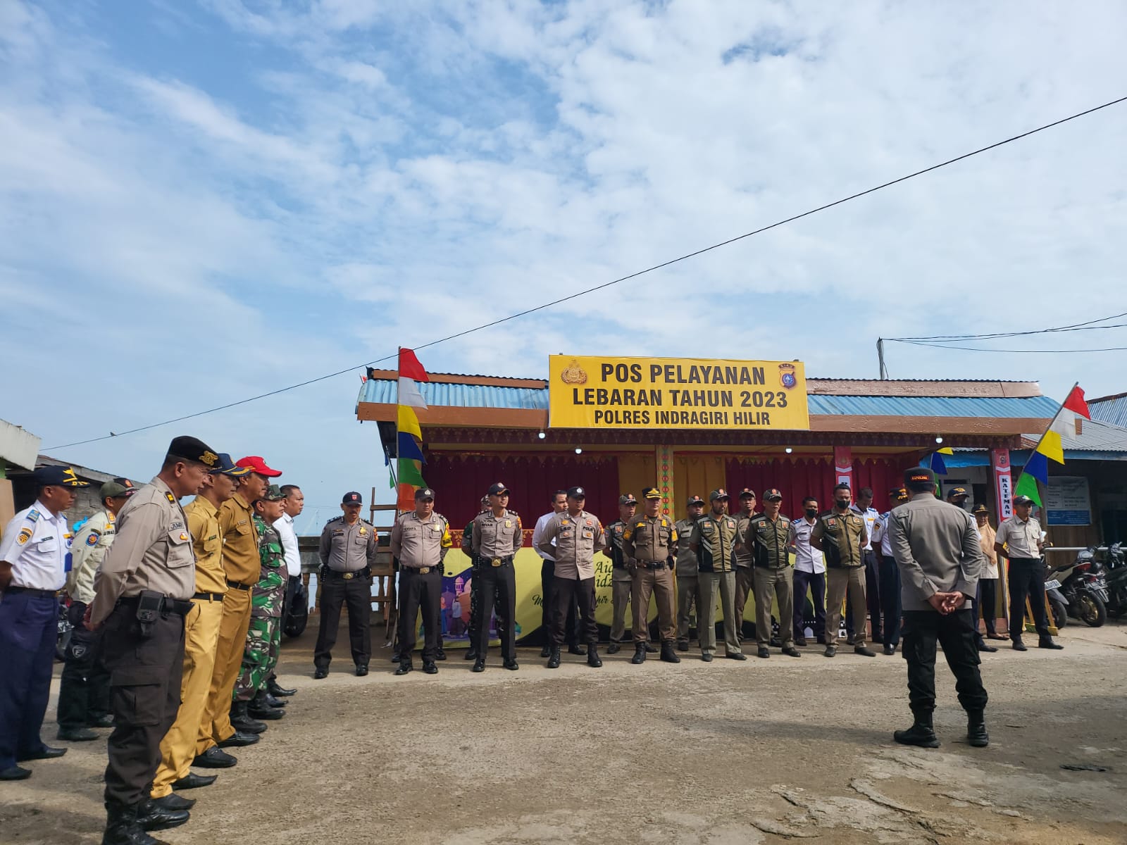 Sertu Jonni Pasaribu Ikuti Apel Mengantisipasi Mudik yang Berlebih dalam Operasi Ketupat 2023 di Tagaraja 