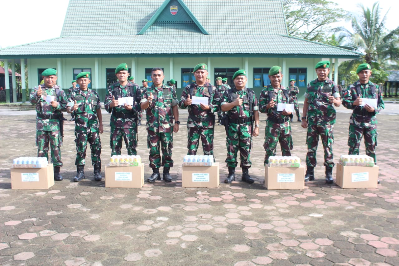 Komandan kodim 0314/Inhil Serahkan Bingkisan dan Tunjangan Hari Raya Idul Fitri Kepada Seluruh Anggota 