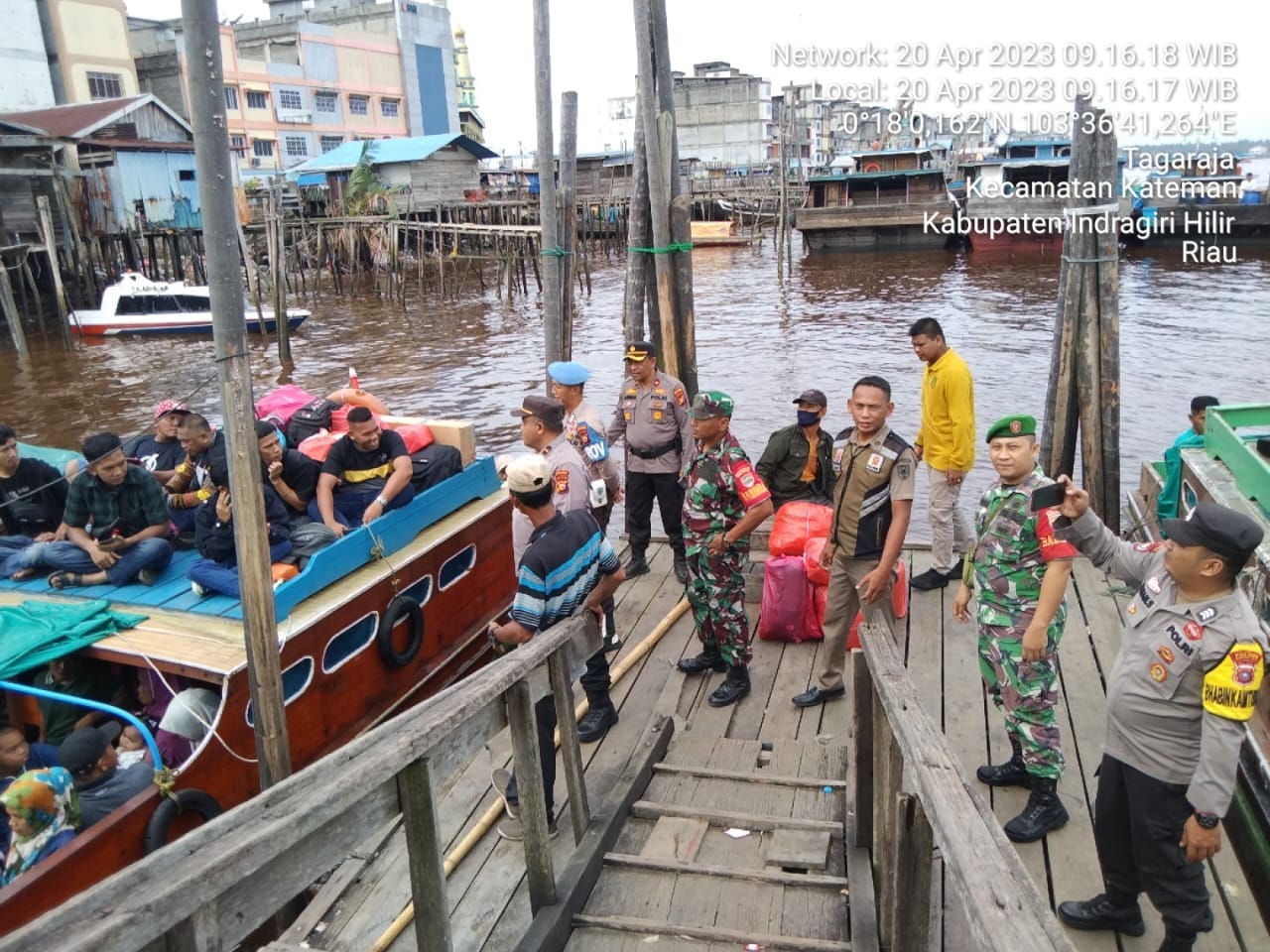 Jaga Ke Amanan Personil Koramil 06/KTM Pos Pam Ketupat Menyambut Lebaran di Sungai Guntung 