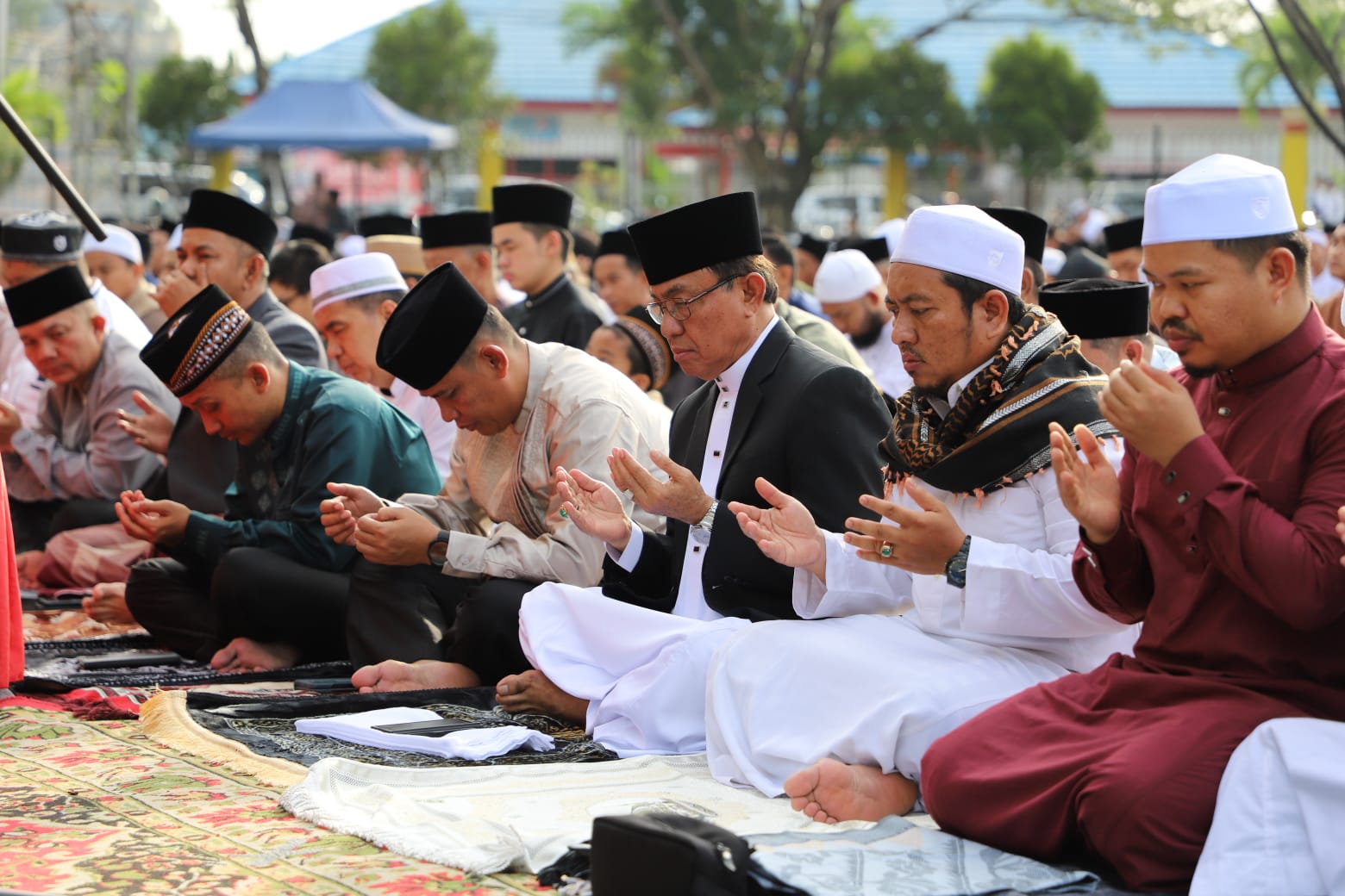 Bupati HM. Wardan Sholat Ied Bersama Masyarakat Tembilahan