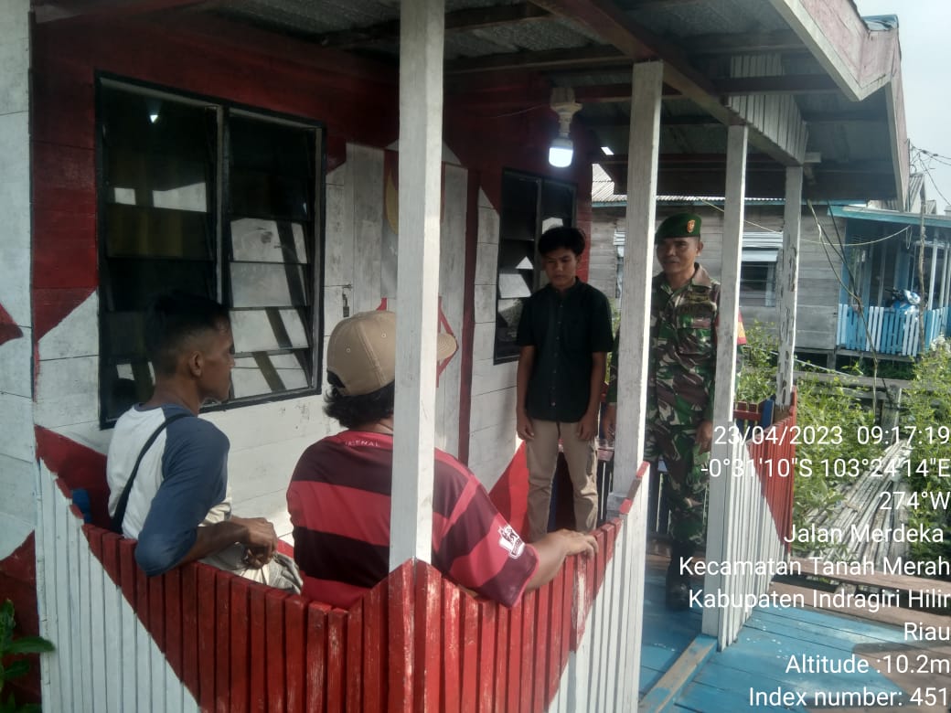 Sertu HM Sibarani Babinsa Koramil 02/TM Giat Komsos di Pos Kampung Pancasila 