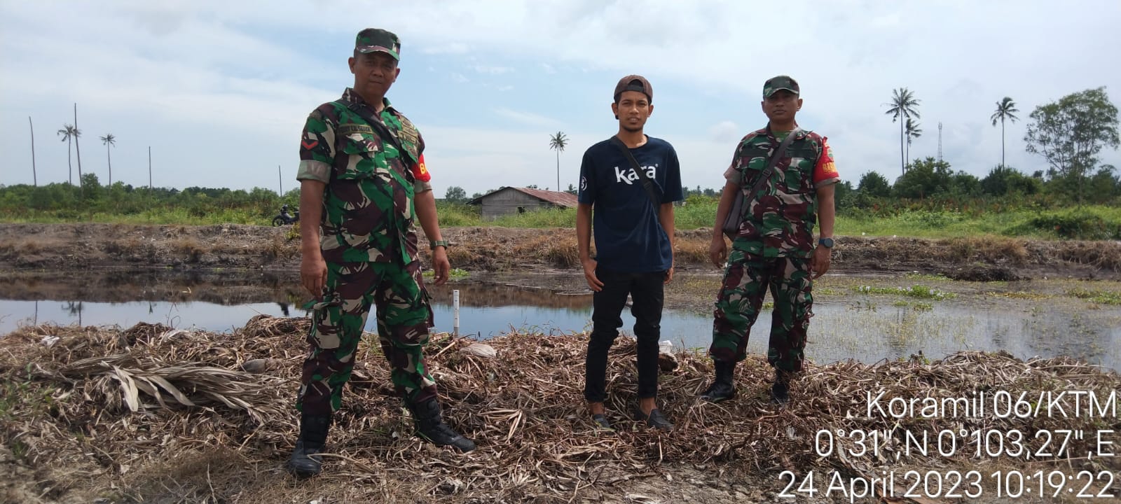 Babinsa Air Tawar Serda Fetter Giat Patroli dan Sosialisasi Karhutla di Wilayah Binaan 