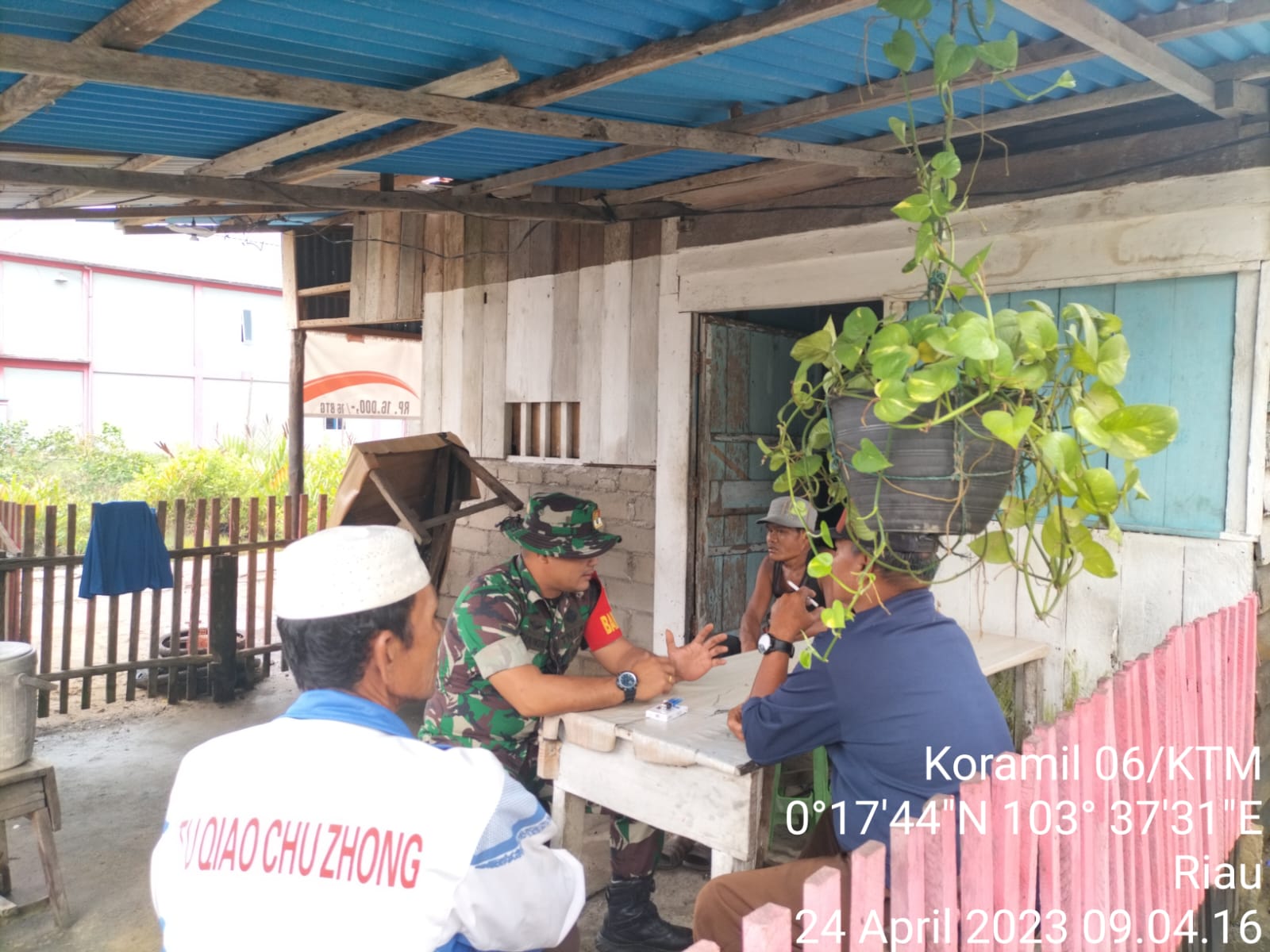 Jaga Hubungan Baik, Serda Edili Zalukhu Giat komsos dengan Masyarakat Desa Simbar 