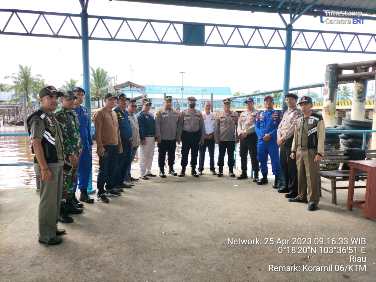 Lebaran Idul Fitri Hari ke 4 Personil Babinsa Giat PAM Arus Mudik Lebaran di Pasar Sungai Guntung 