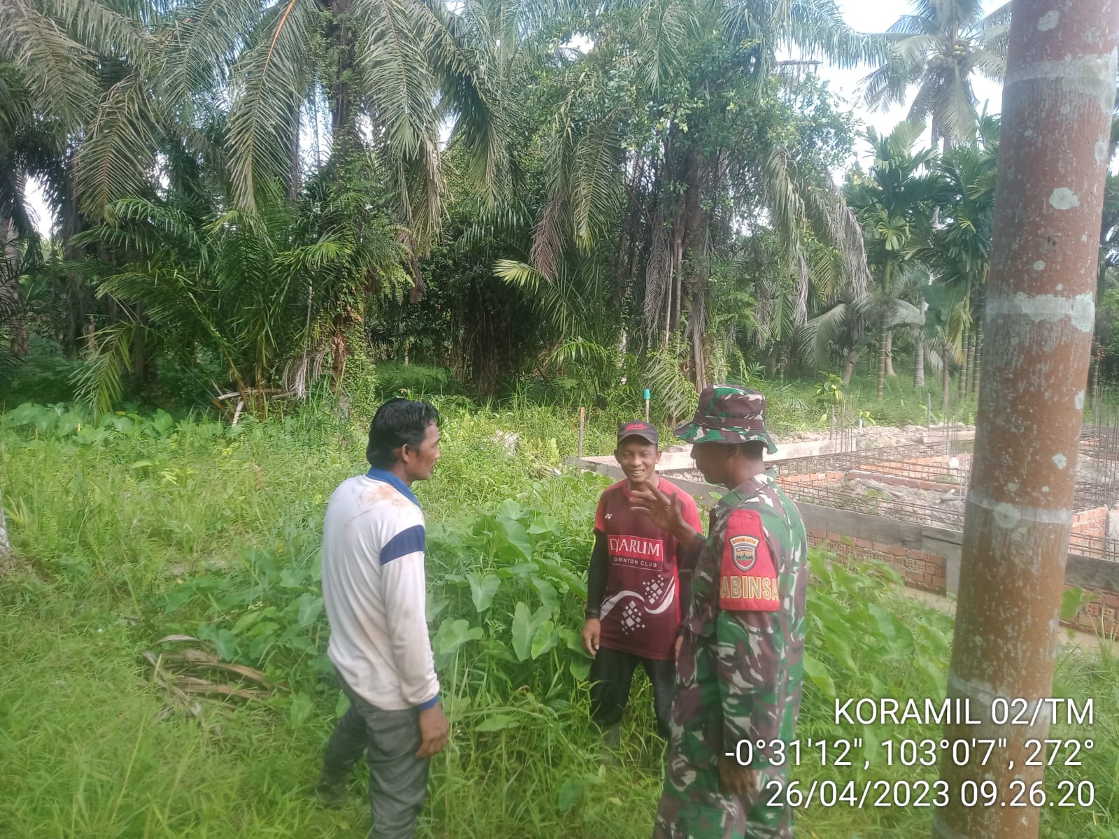 Babinsa Serda Darno Bersama Warga Binaan Laksanakan Patroli dan Sosialisasi Karhutla 